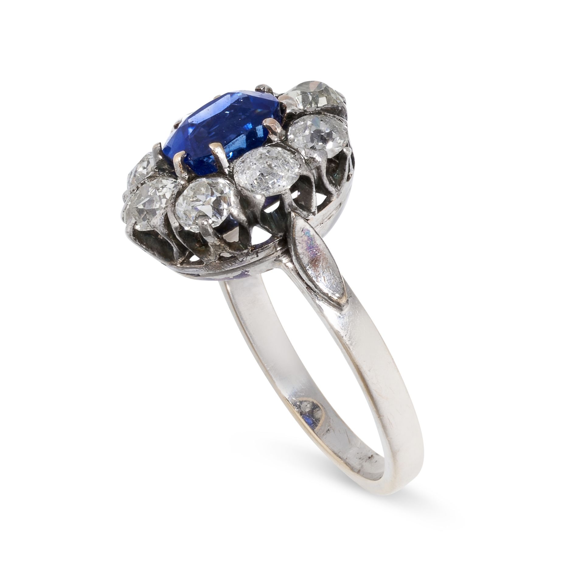 A KASHMIR SAPPHIRE AND DIAMOND RING in 18ct gold, set with a cushion cut blue sapphire of 1.76 - Bild 2 aus 2