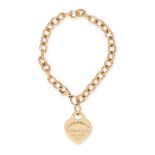 A VINTAGE HEART CHARM BRACELET, TIFFANY & CO in 18ct yellow gold, composed of oval linking,