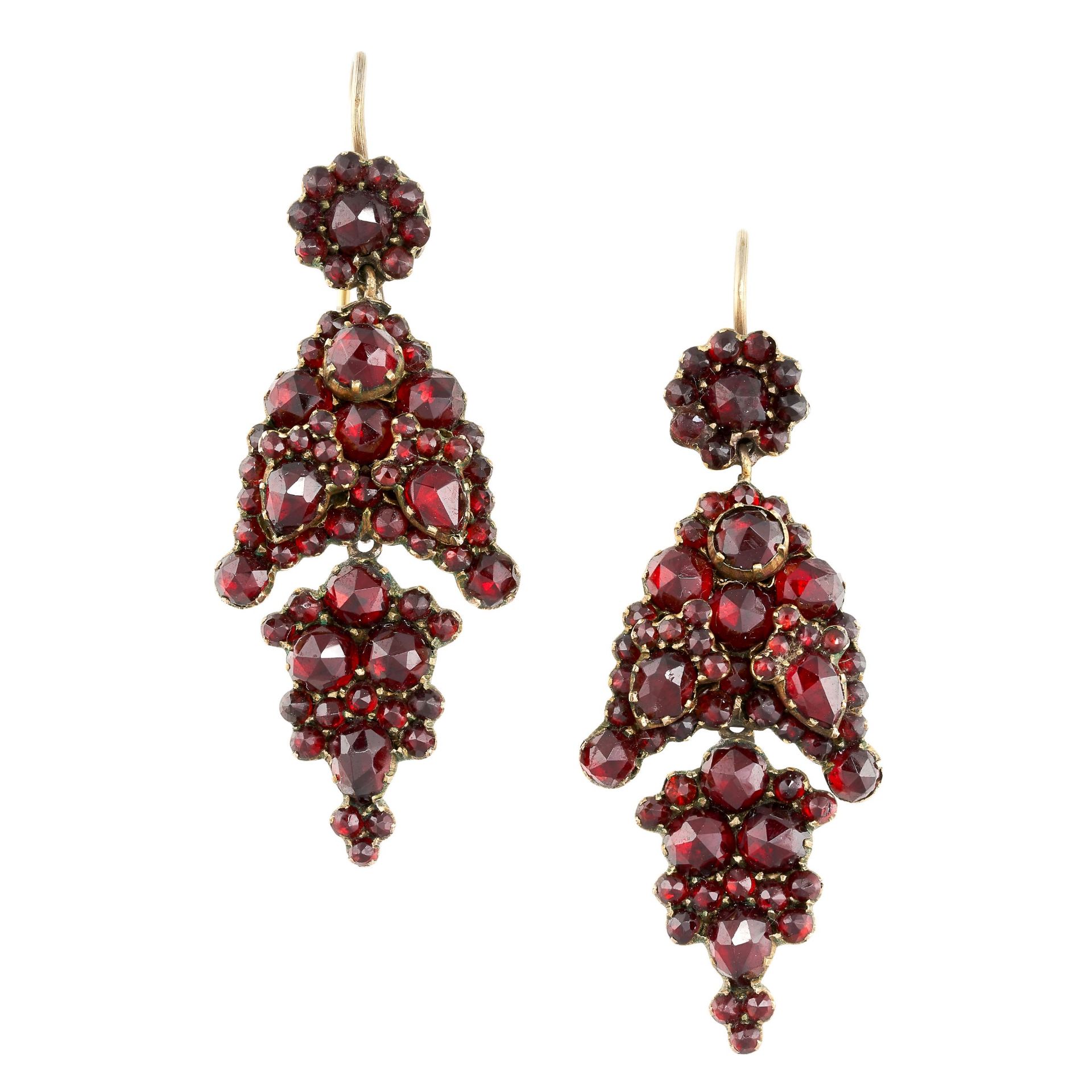 NO RESERVE - A PAIR OF ANTIQUE GARNET EARRINGS in yellow gold, the articulated bodies set throughout
