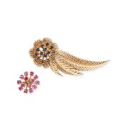 NO RESERVE - A VINTAGE INTERCHANGEABLE RUBY AND SAPPHIRE BROOCH, CIRCA 1960 Made in yellow gold,