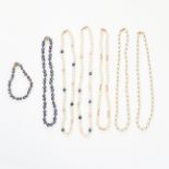 A MIXED LOT OF PEARL JEWELLERY comprising of a single row of purple pearls and gold beads,