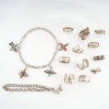 A MIXED LOT OF SILVER JEWELLERY comprising of eleven assorted silver rings and two silver curb