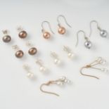 AN ASSORTED LOT OF PEARL EARRINGS comprising of two pairs of white pearl stud earrings, two pairs of