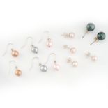 AN ASSORTED LOT OF PEARL EARRINGS comprising of two pairs of white pearl stud earrings, a pair of