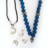 A MIXED LOT OF JEWELLERY comprising of a frosted blue glass bead necklace, a pair of silver