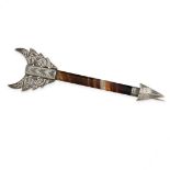 NO RESERVE - AN ANTIQUE BANDED AGATE ARROW BROOCH in silver, designed as an arrow, the body formed