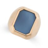 A VINTAGE AGATE SIGNET RING in 14ct yellow gold, the band set with an octagonal polished piece of