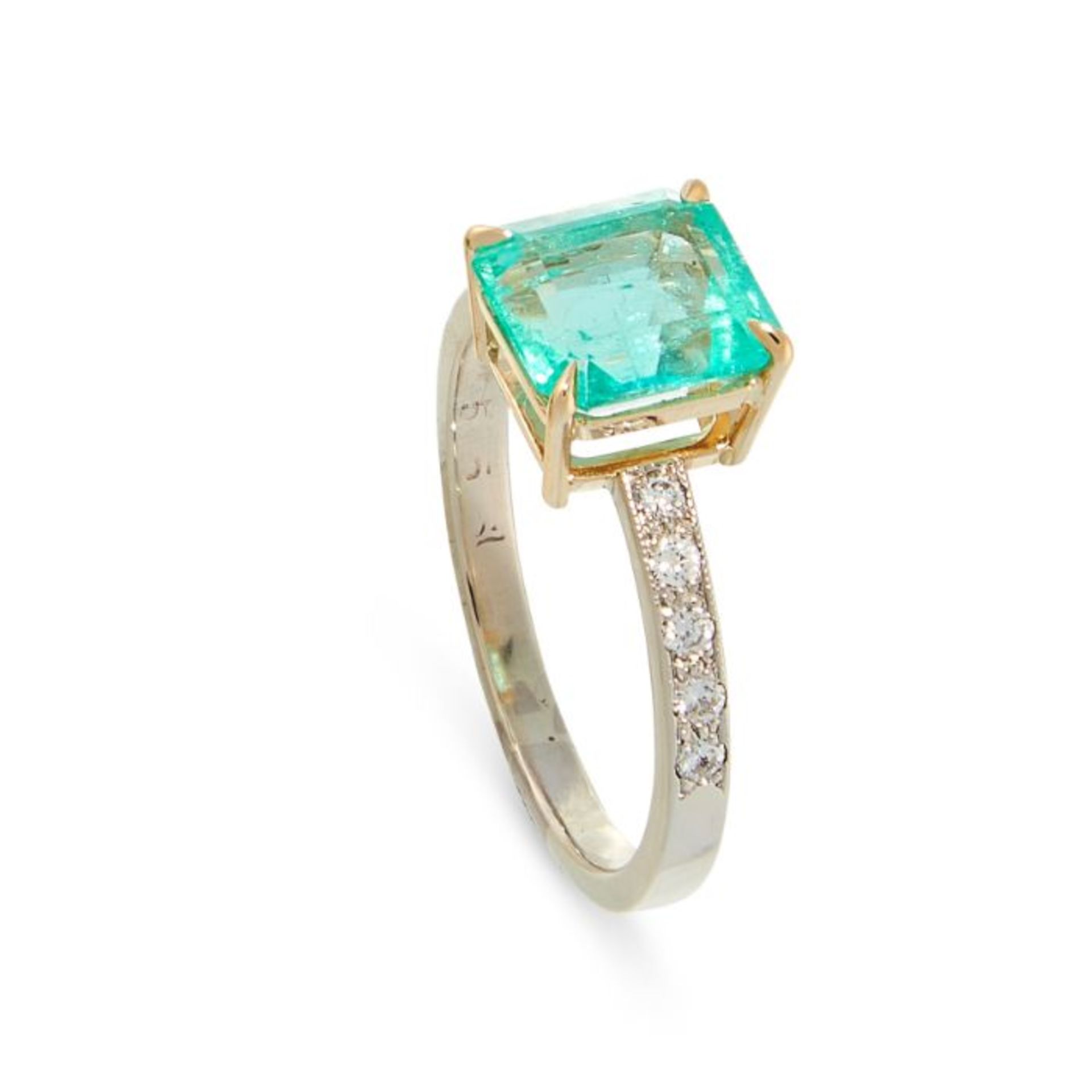A COLOMBIAN EMERALD AND DIAMOND RING set with an emerald cut emerald of 2.00 carats, with round - Bild 2 aus 2