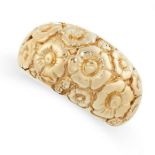 A DRESS RING the band decorated with floral motifs, stamped 750, size Q / 8, 11.9g.
