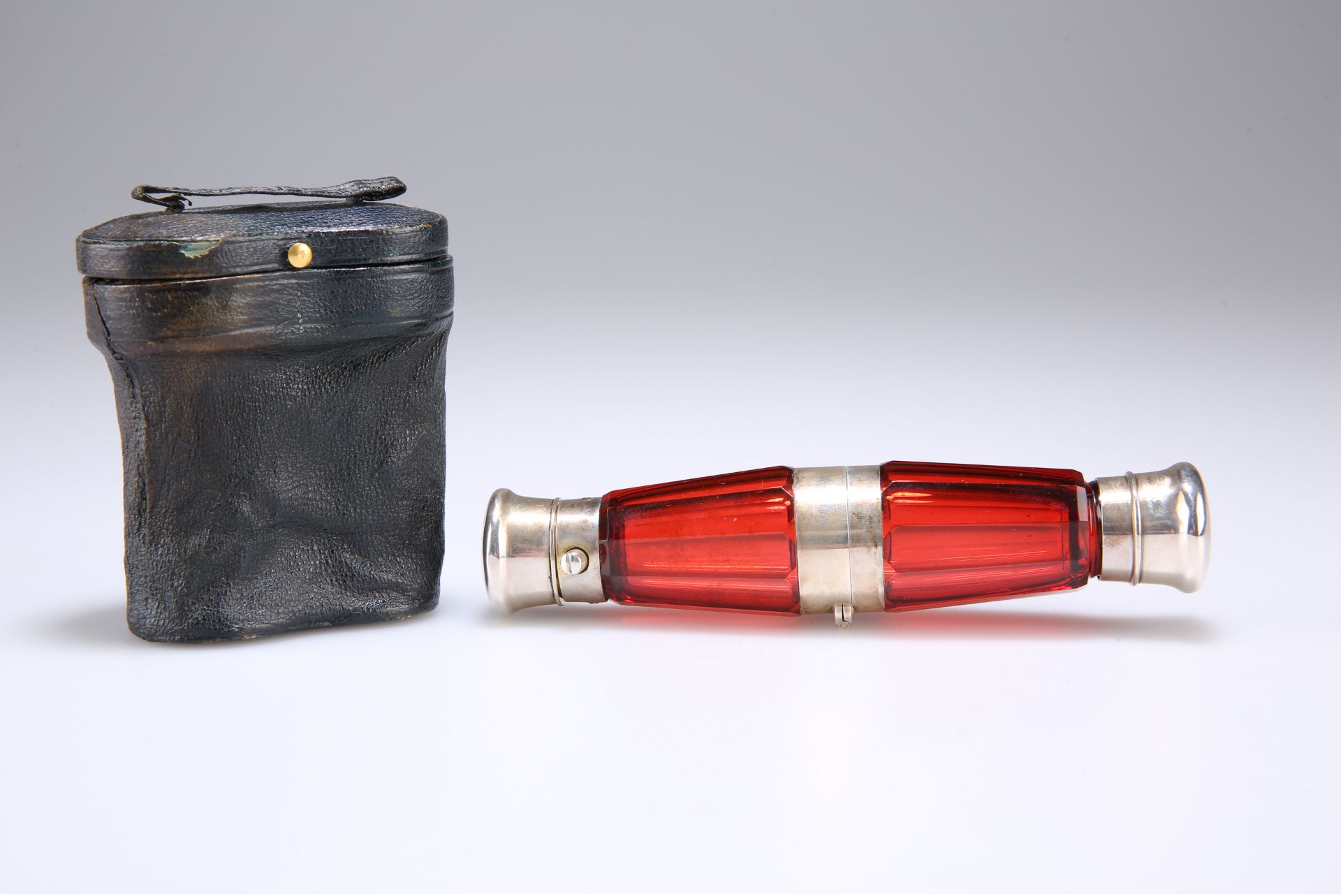 A VICTORIAN CRANBERRY GLASS FOLDING DOUBLE-ENDED SCENT BOTTLE