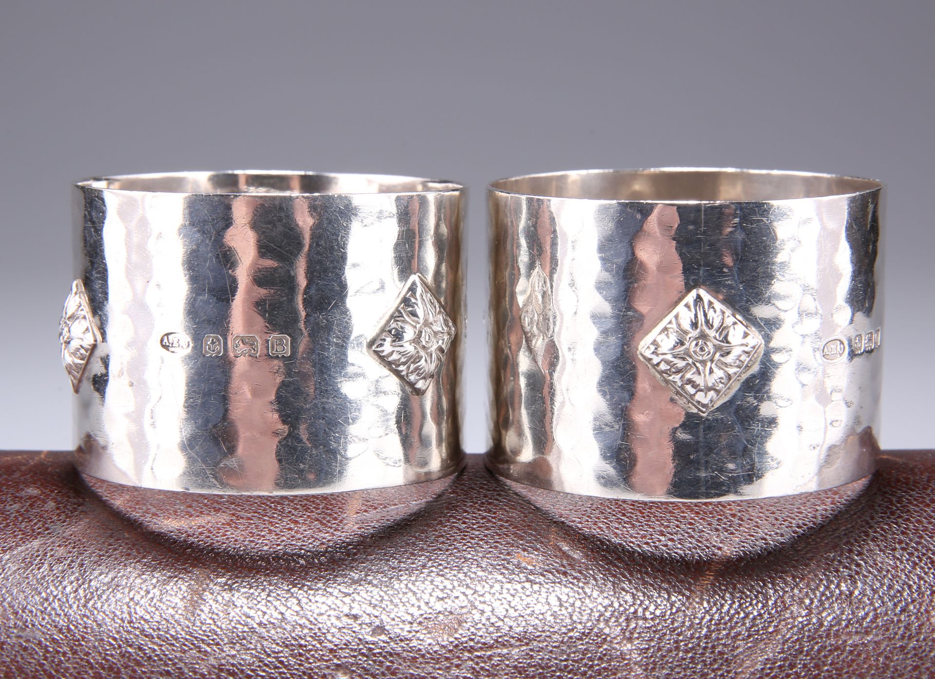 A PAIR OF GEORGE V SILVER NAPKIN RINGS - Image 2 of 2