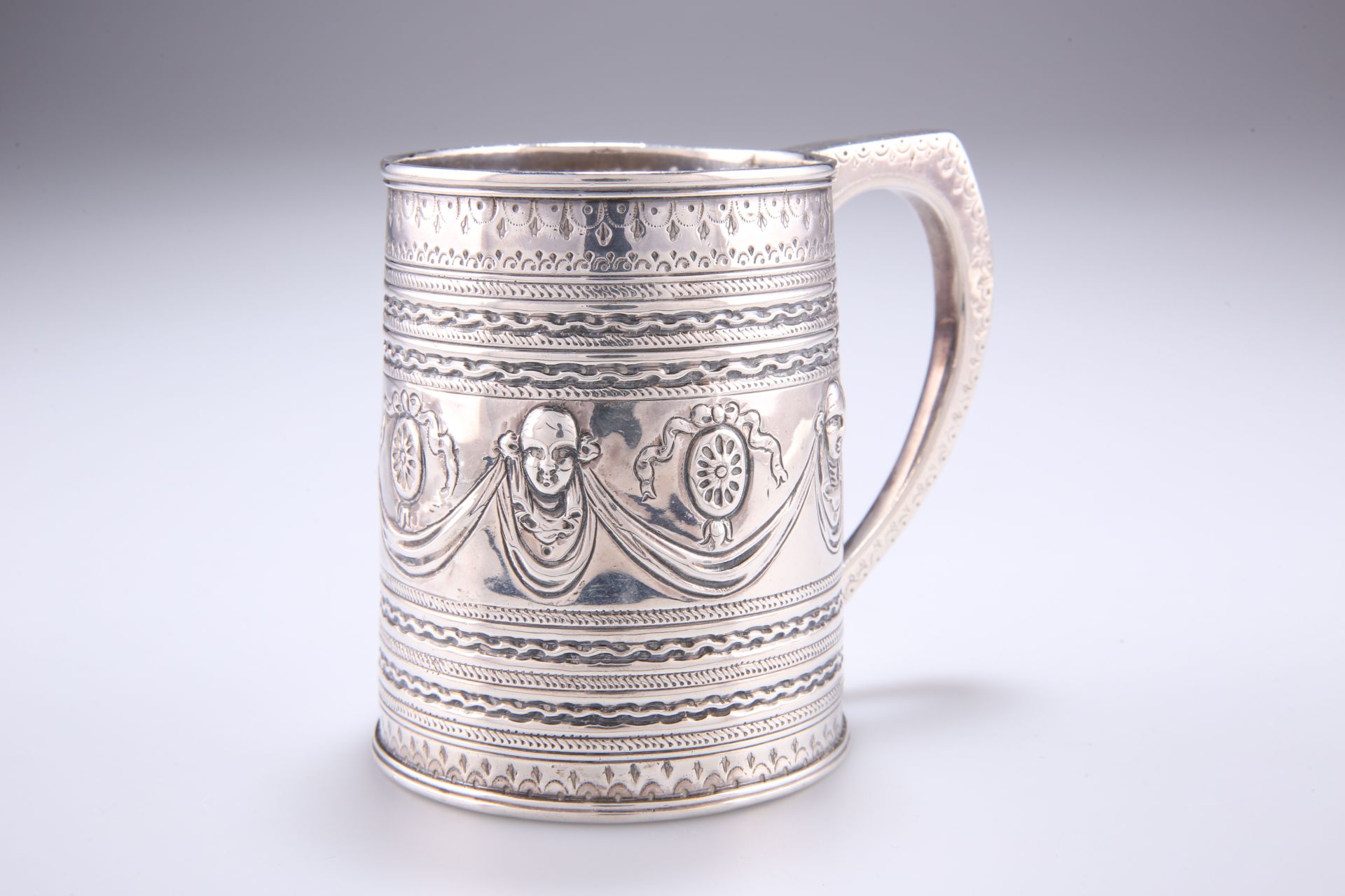 A GEORGE III SILVER MUG - Image 2 of 3