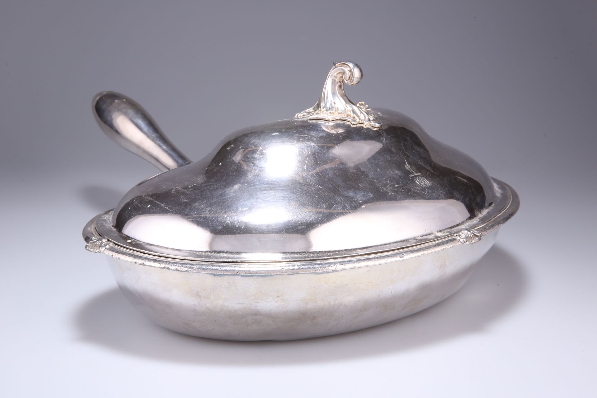 AN OLD SHEFFIELD PLATE SERVING DISH, CIRCA 1830