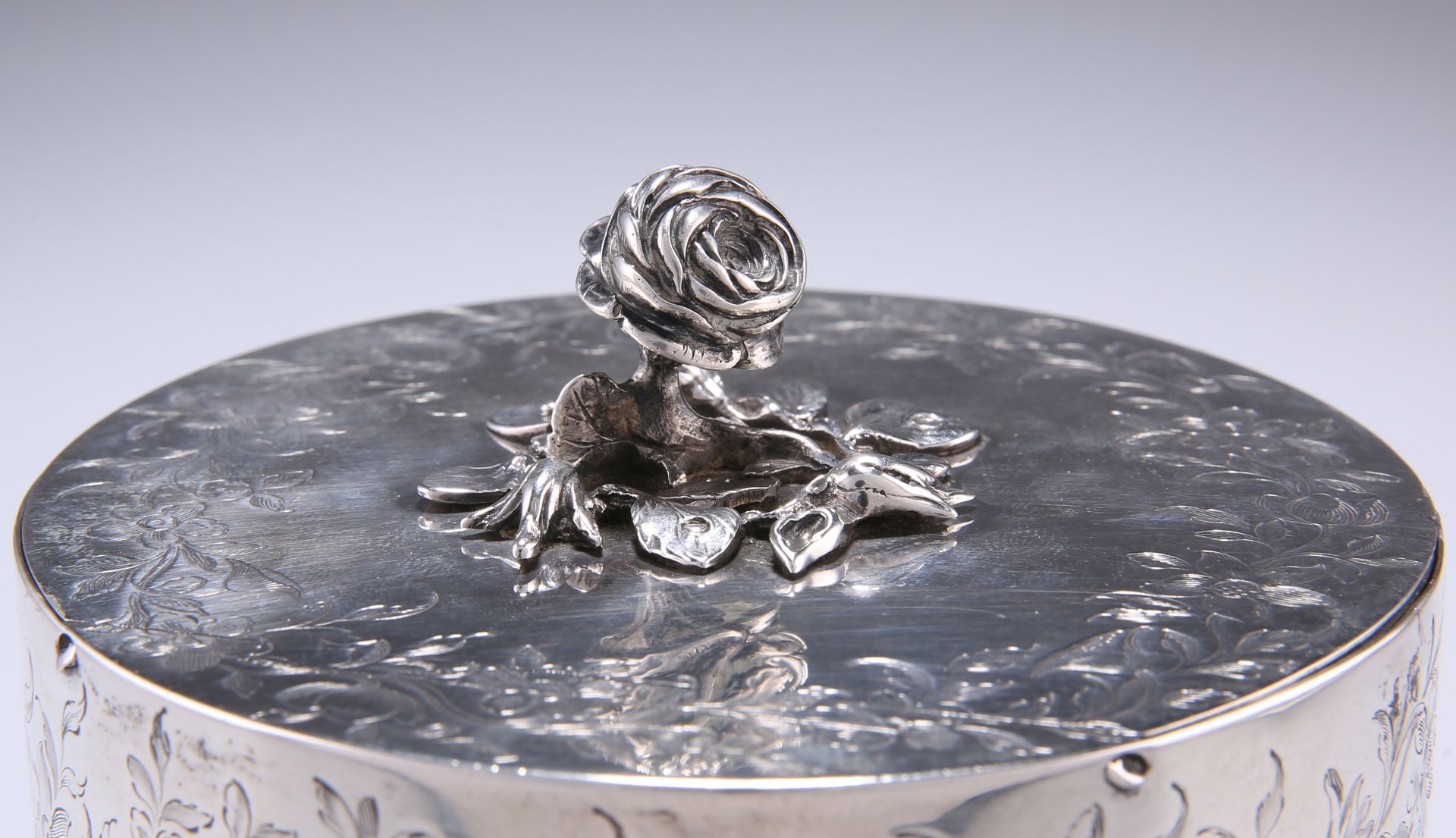 A GEORGE III SILVER DRUM CADDY - Image 4 of 4