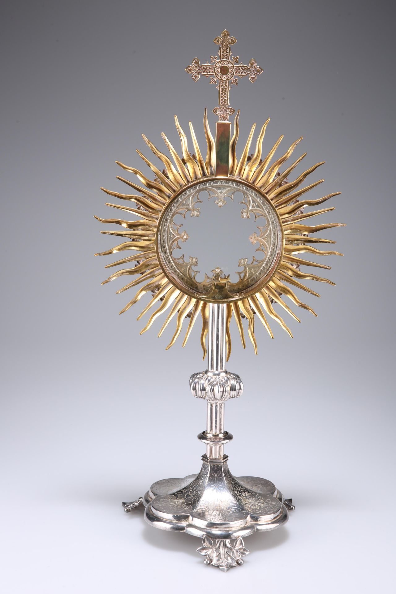 A CONTINENTAL GILT AND SILVERED METAL ECCLESIASTIC MONSTRANCE - Image 3 of 3