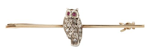 AN EARLY 20TH CENTURY OWL BAR BROOCH