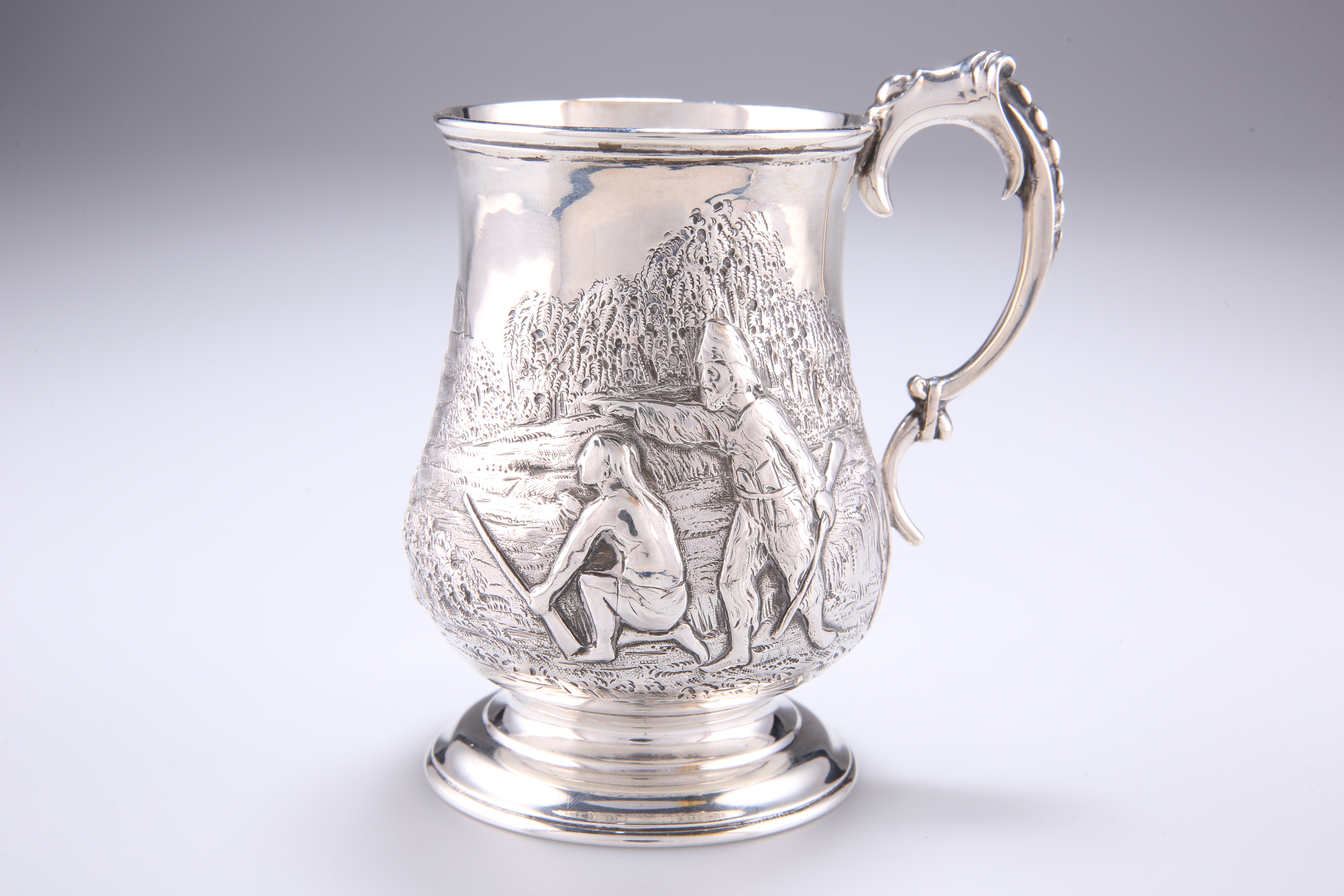 A VICTORIAN SILVER MUG - Image 2 of 3