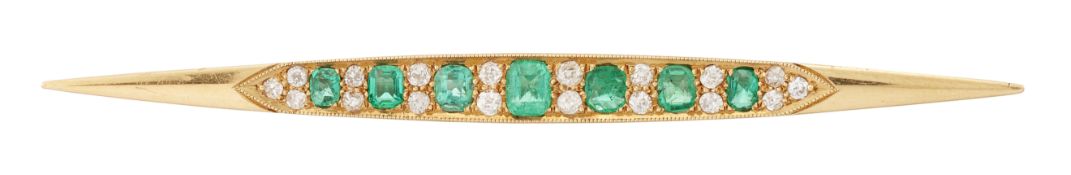 AN EARLY 20TH CENTURY EMERALD AND DIAMOND BAR BROOCH