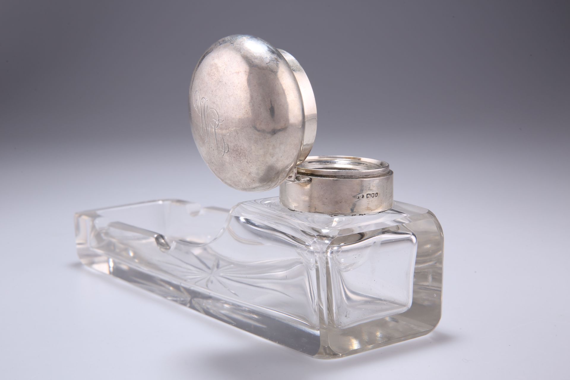 A GEORGE V SILVER MOUNTED CUT GLASS INKWELL AND PEN STAND - Image 2 of 3