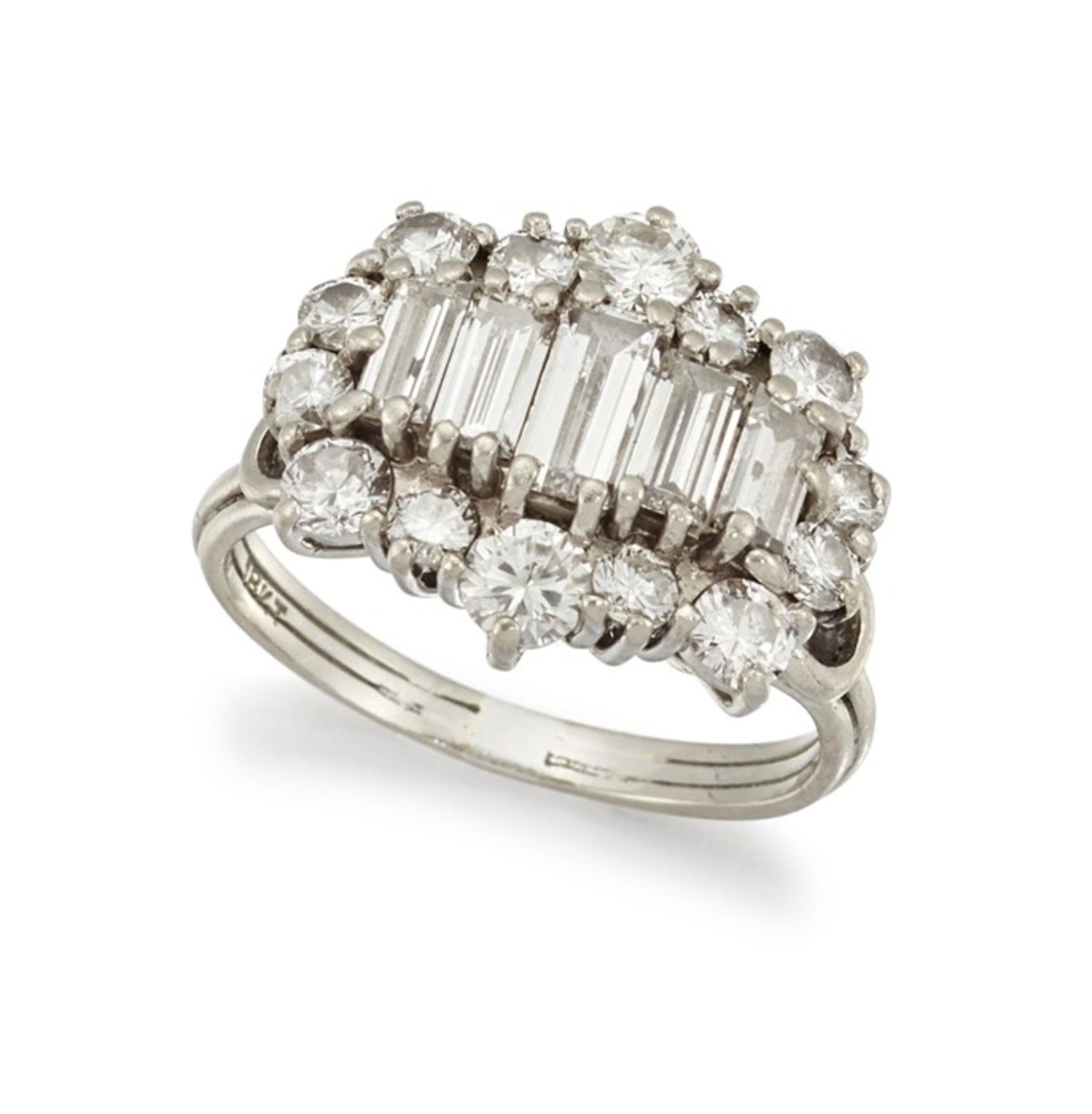 A DIAMOND DRESS RING - Image 3 of 4