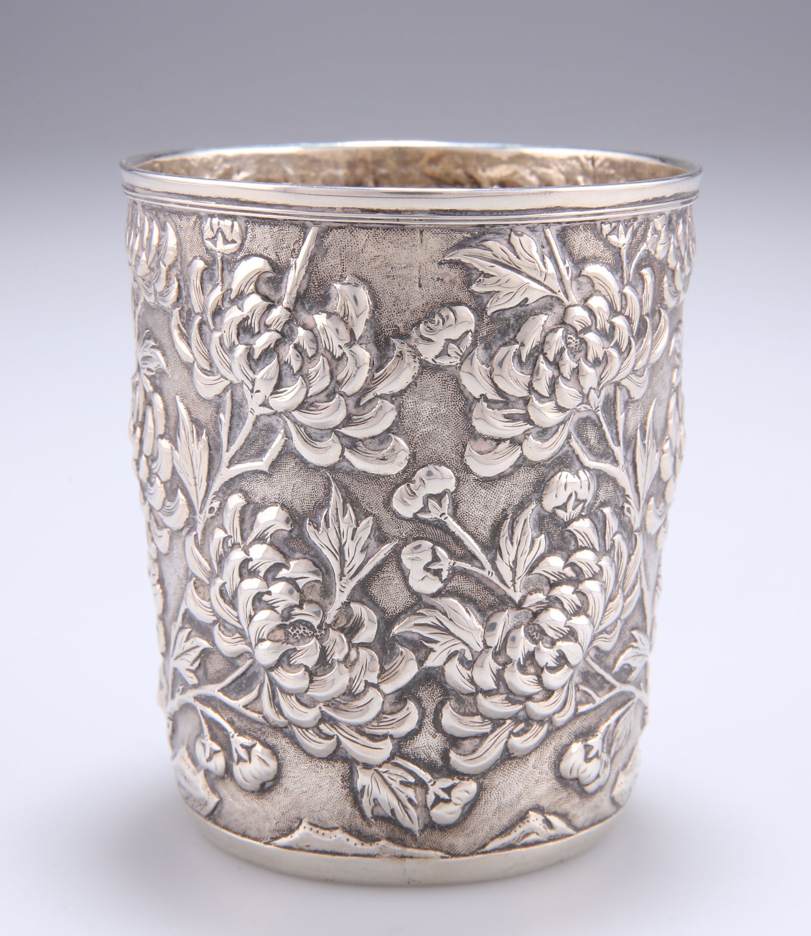 A CHINESE EXPORT SILVER BEAKER - Image 2 of 3