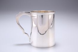 A GEORGE V SILVER MUG