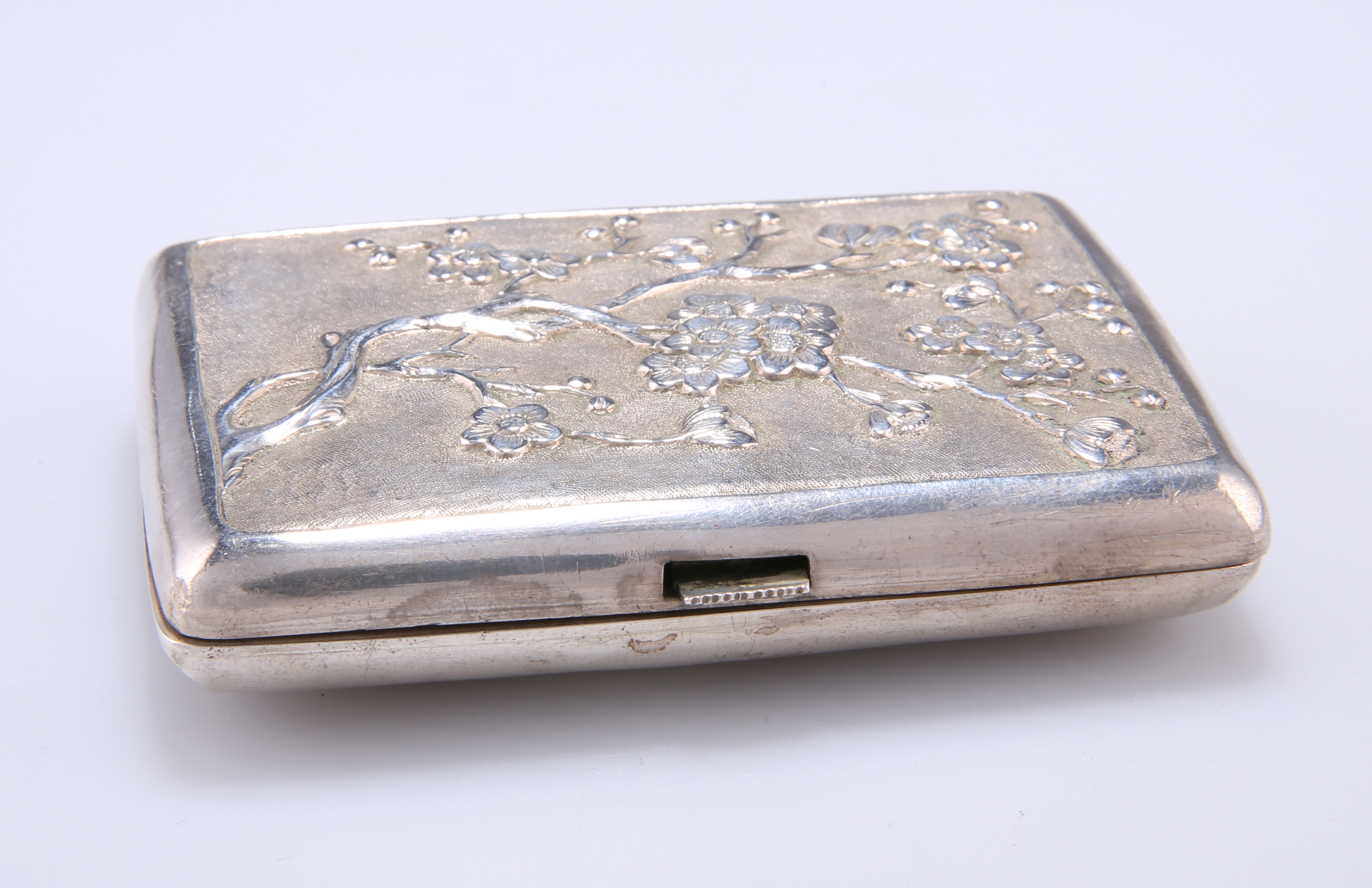 A CHINESE WHITE METAL CIGARETTE CASE, LATE 19TH CENTURY - Image 3 of 3