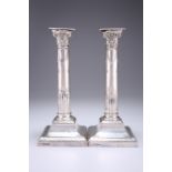 A PAIR OF GEORGE V SILVER COLUMNAR CANDLESTICKS