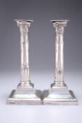 A PAIR OF GEORGE V SILVER COLUMNAR CANDLESTICKS