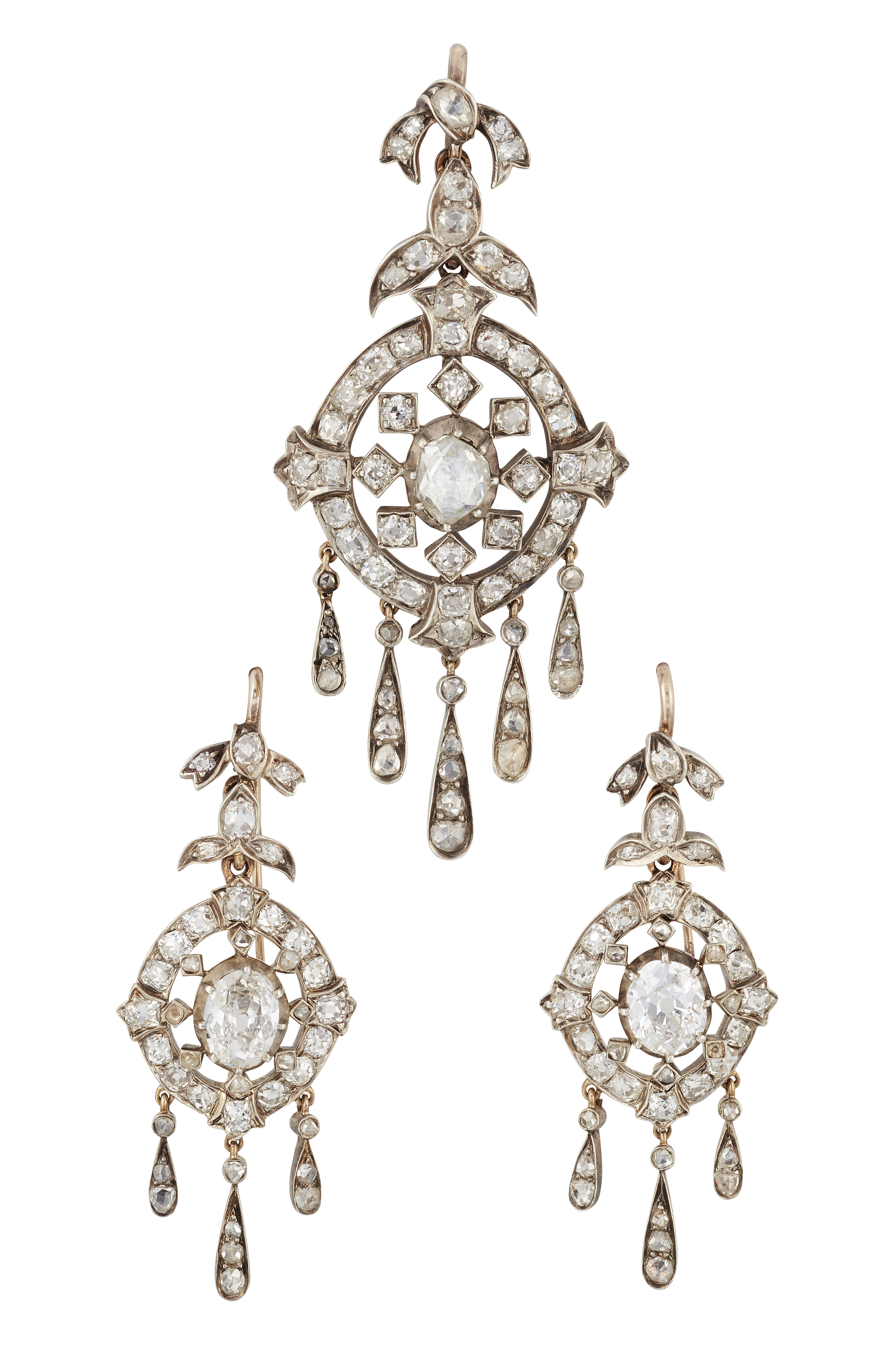 A DIAMOND PENDANT AND EARRING SUITE