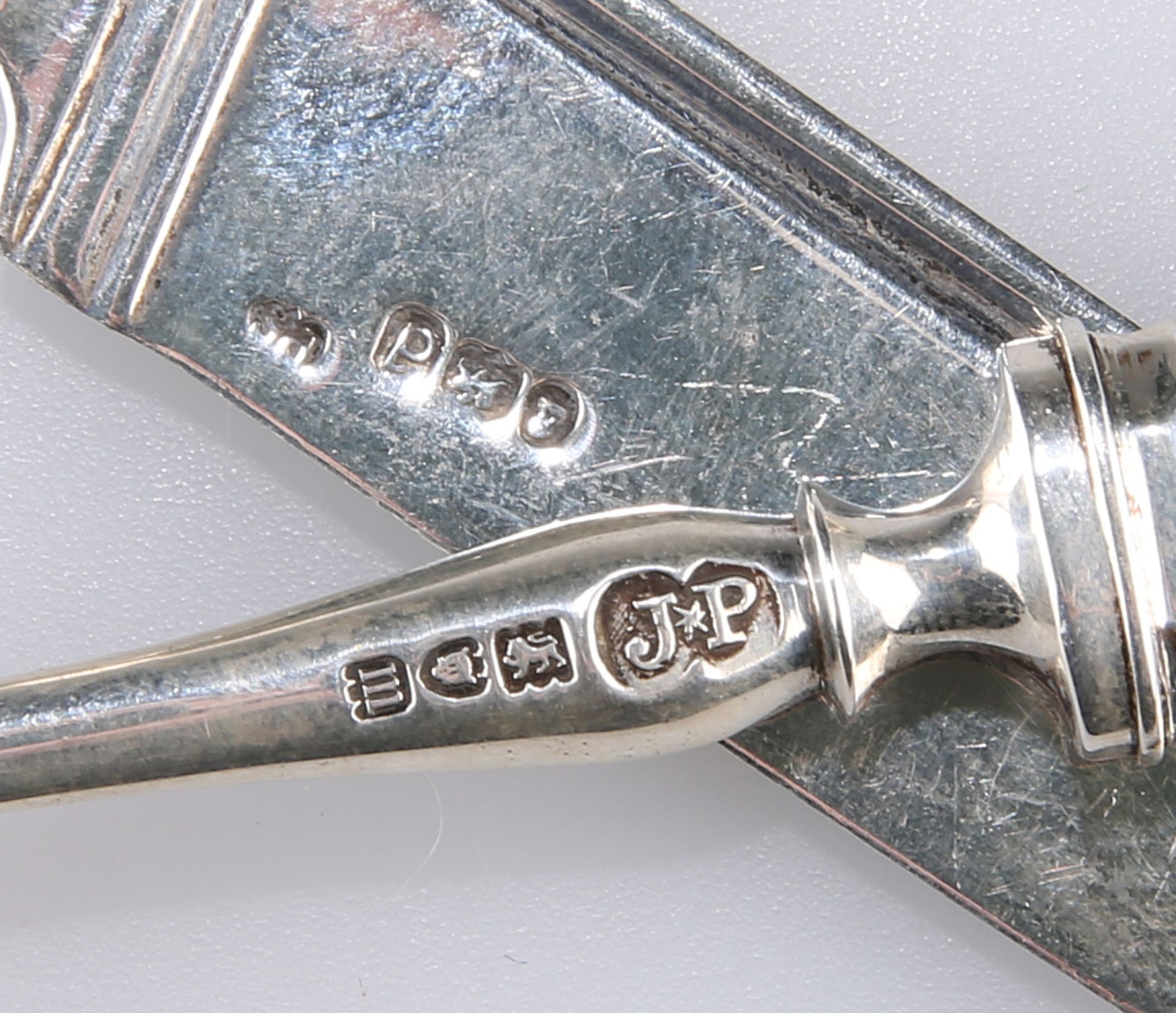 A SET OF FOUR GEORGE III SILVER FRUIT KNIVES WITH MOTHER-OF-PEARL HANDLES - Image 3 of 3