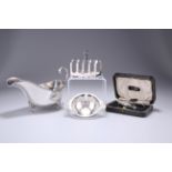 A CASED GEORGE V SILVER PUSHER AND SPOON SET