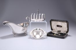 A CASED GEORGE V SILVER PUSHER AND SPOON SET