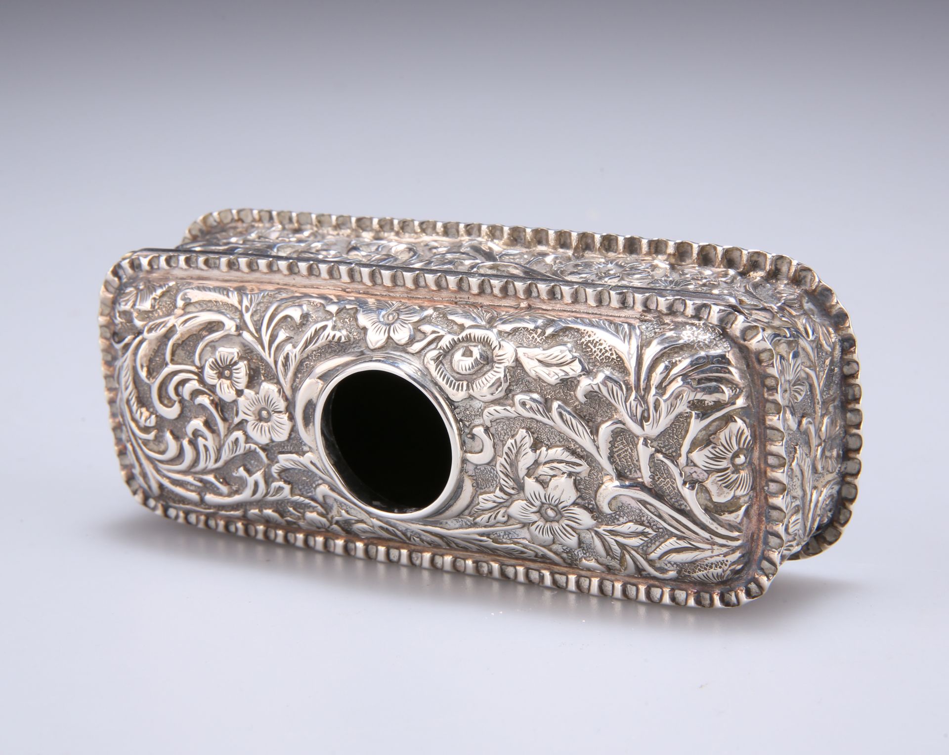 A VICTORIAN LIDDED SILVER TRINKET BOX - Image 3 of 5