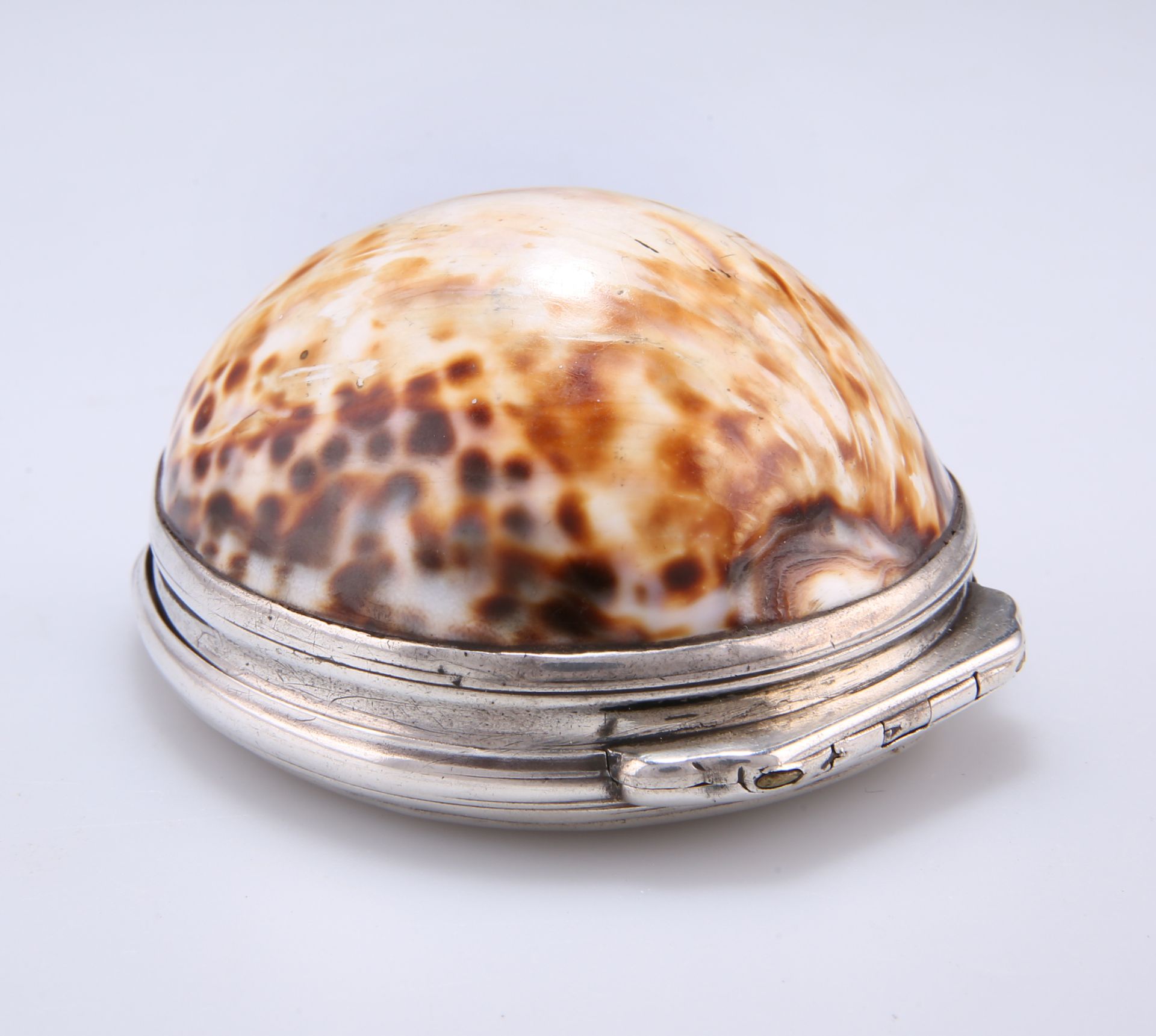 A GEORGE III SILVER AND COWRIE SHELL SNUFF - Image 2 of 3