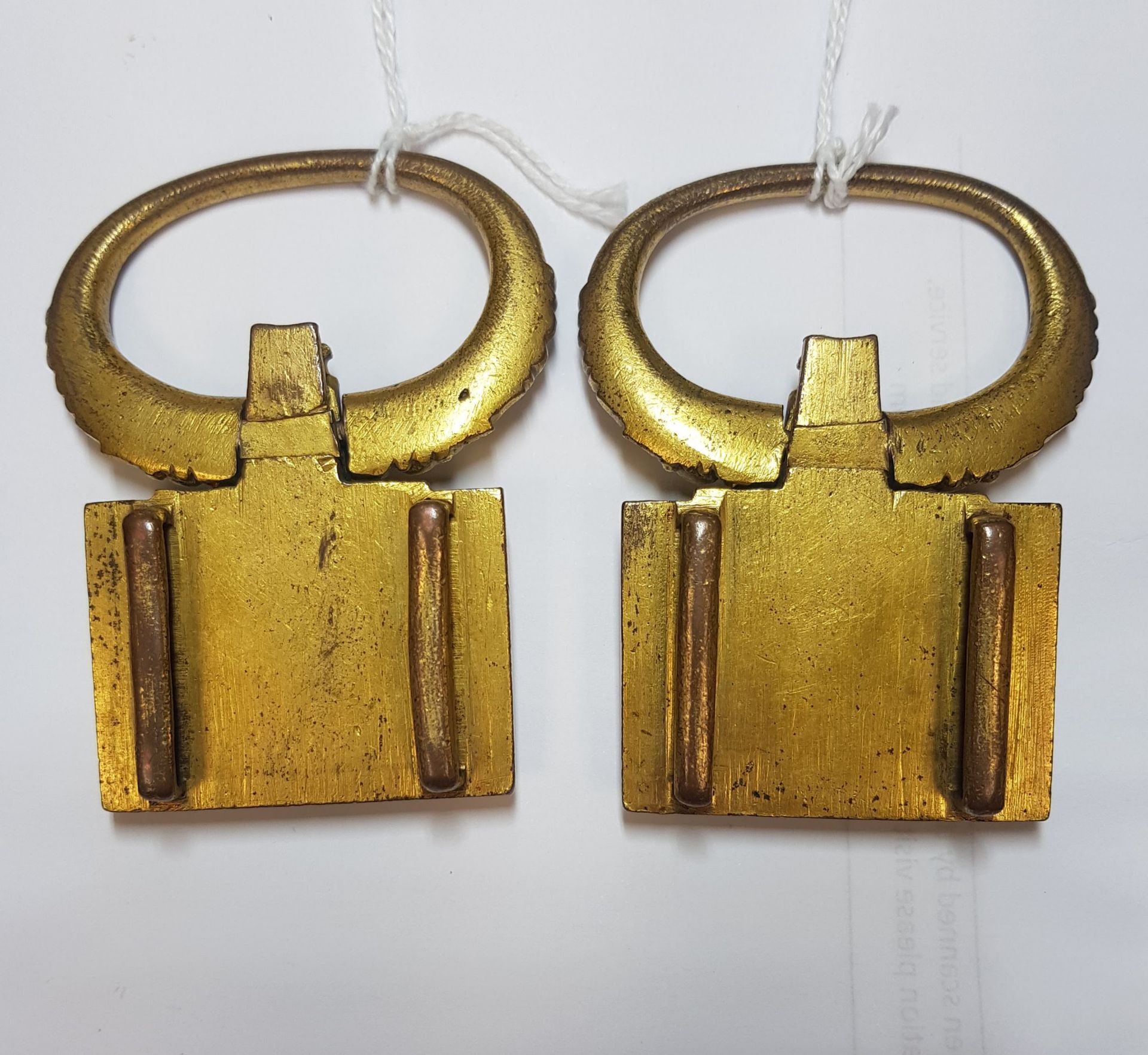 A PAIR OF 19TH CENTURY CHINESE GILT-METAL BUCKLES - Image 3 of 5