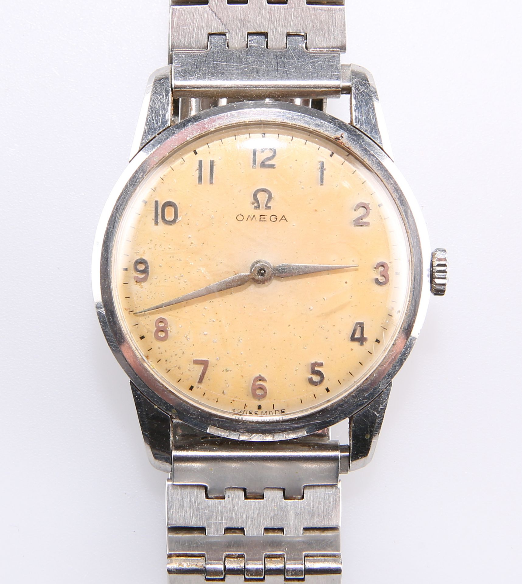 A VINTAGE GENTLEMAN'S STAINLESS STEEL OMEGA WRISTWATCH