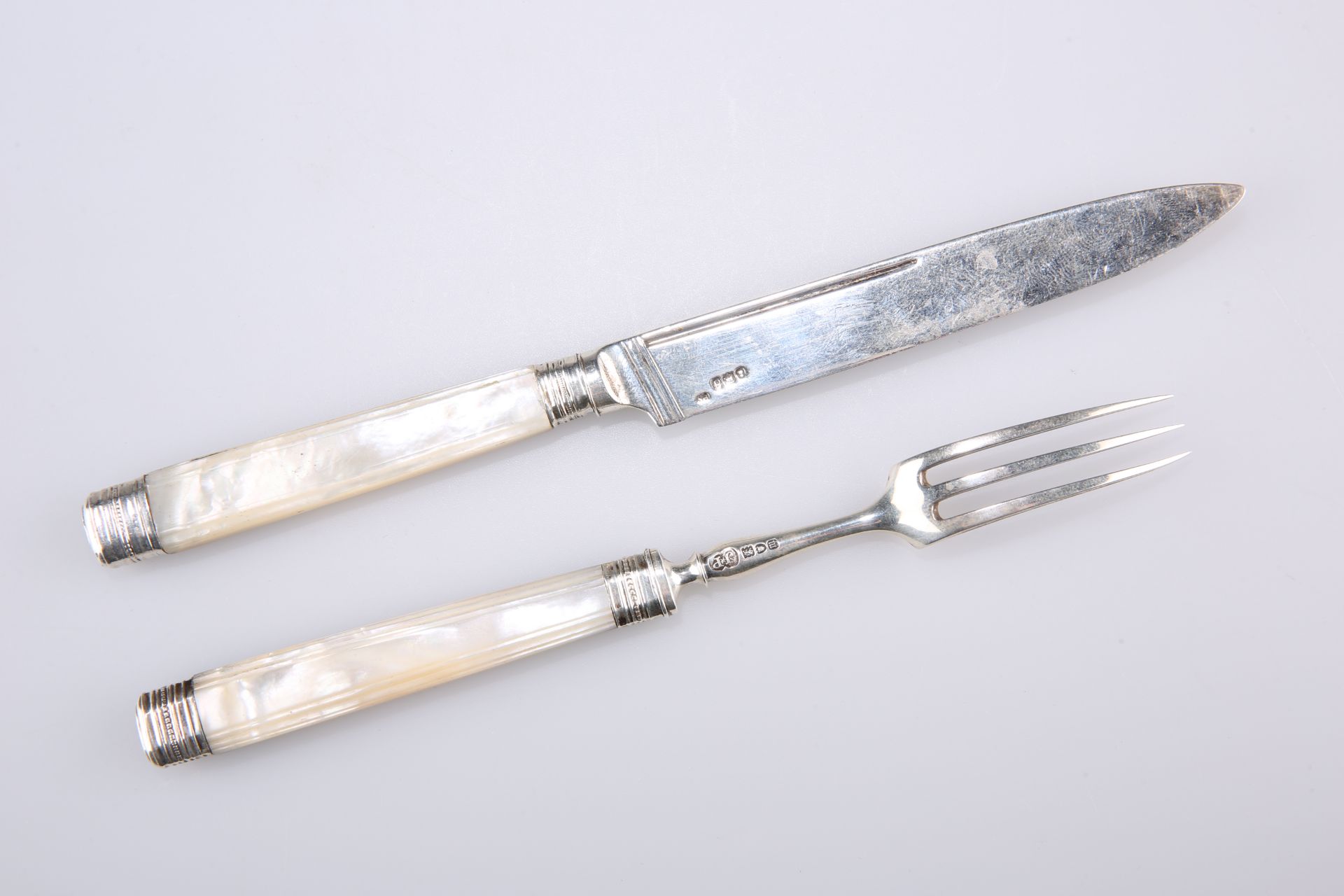 A SET OF FOUR GEORGE III SILVER FRUIT KNIVES WITH MOTHER-OF-PEARL HANDLES - Image 2 of 3