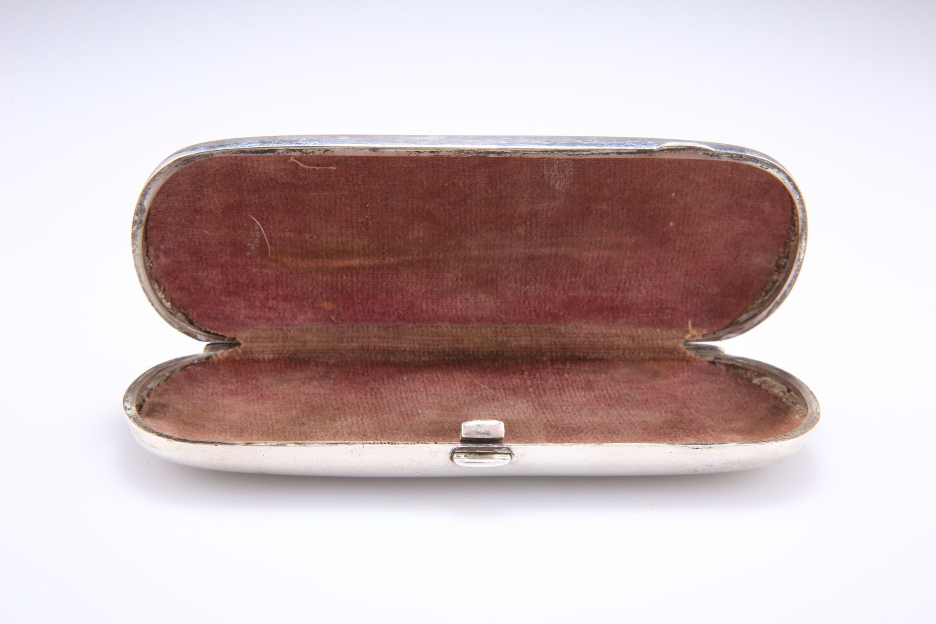 A PERSIAN SILVER SPECTACLE CASE, EARLY 20TH CENTURY - Image 3 of 3