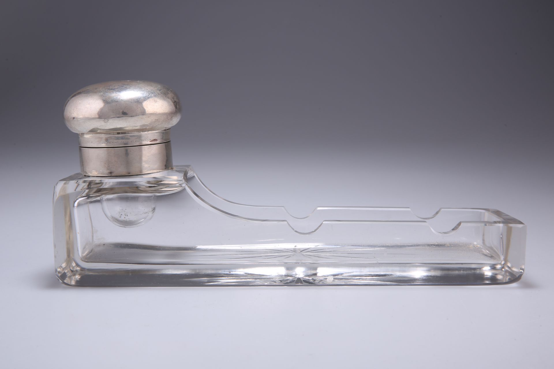 A GEORGE V SILVER MOUNTED CUT GLASS INKWELL AND PEN STAND