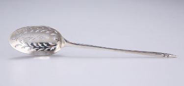 A GEORGIAN SILVER MOTE SPOON