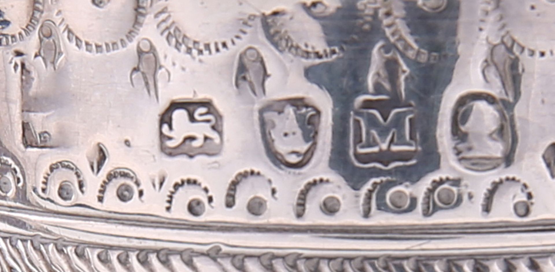 A GEORGE III SILVER MUG - Image 3 of 3