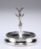 AN EDWARDIAN WEIGHTED SILVER RING TREE