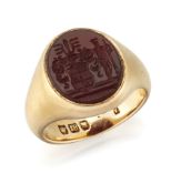 AN 18CT GOLD CARNELIAN INTAGLIO SIGNET RING