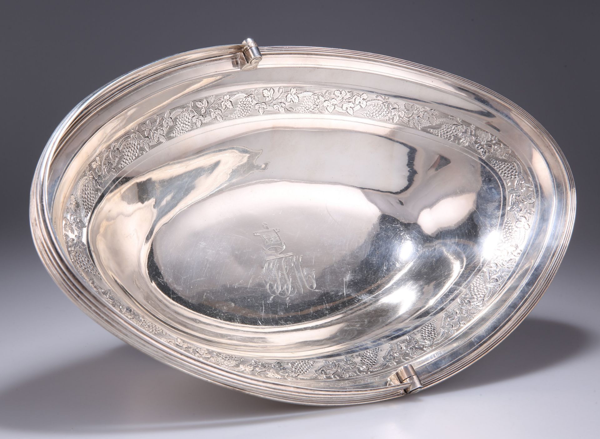 A LARGE GEORGE III SILVER SWING-HANDLE BASKET - Bild 2 aus 2