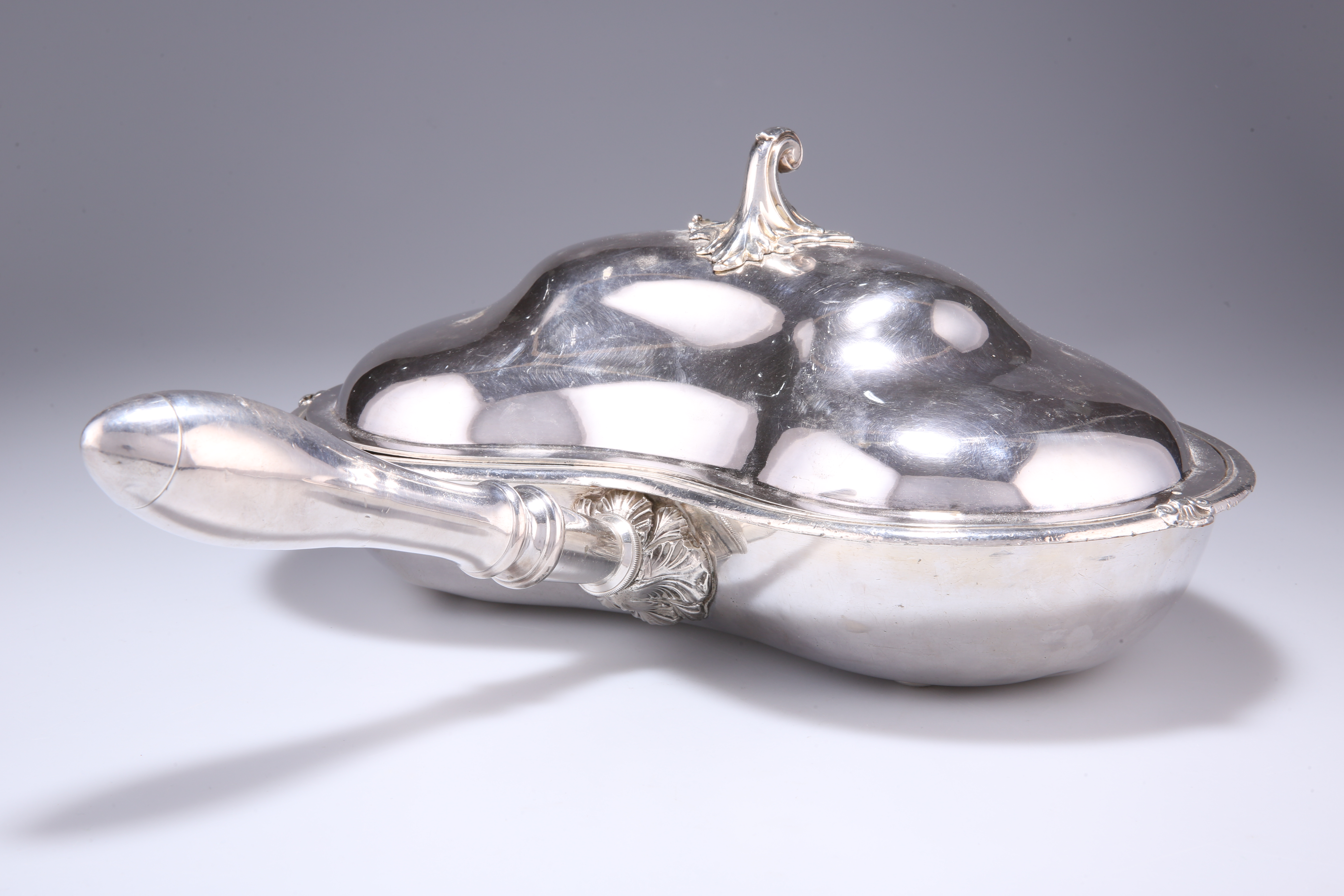 AN OLD SHEFFIELD PLATE SERVING DISH, CIRCA 1830 - Image 2 of 3