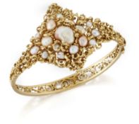 A 14CT GOLD AND CULTURED PEARL BANGLE