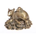 A JAPANESE BRASS RAT GROUP, CIRCA 1900. 8.5cm