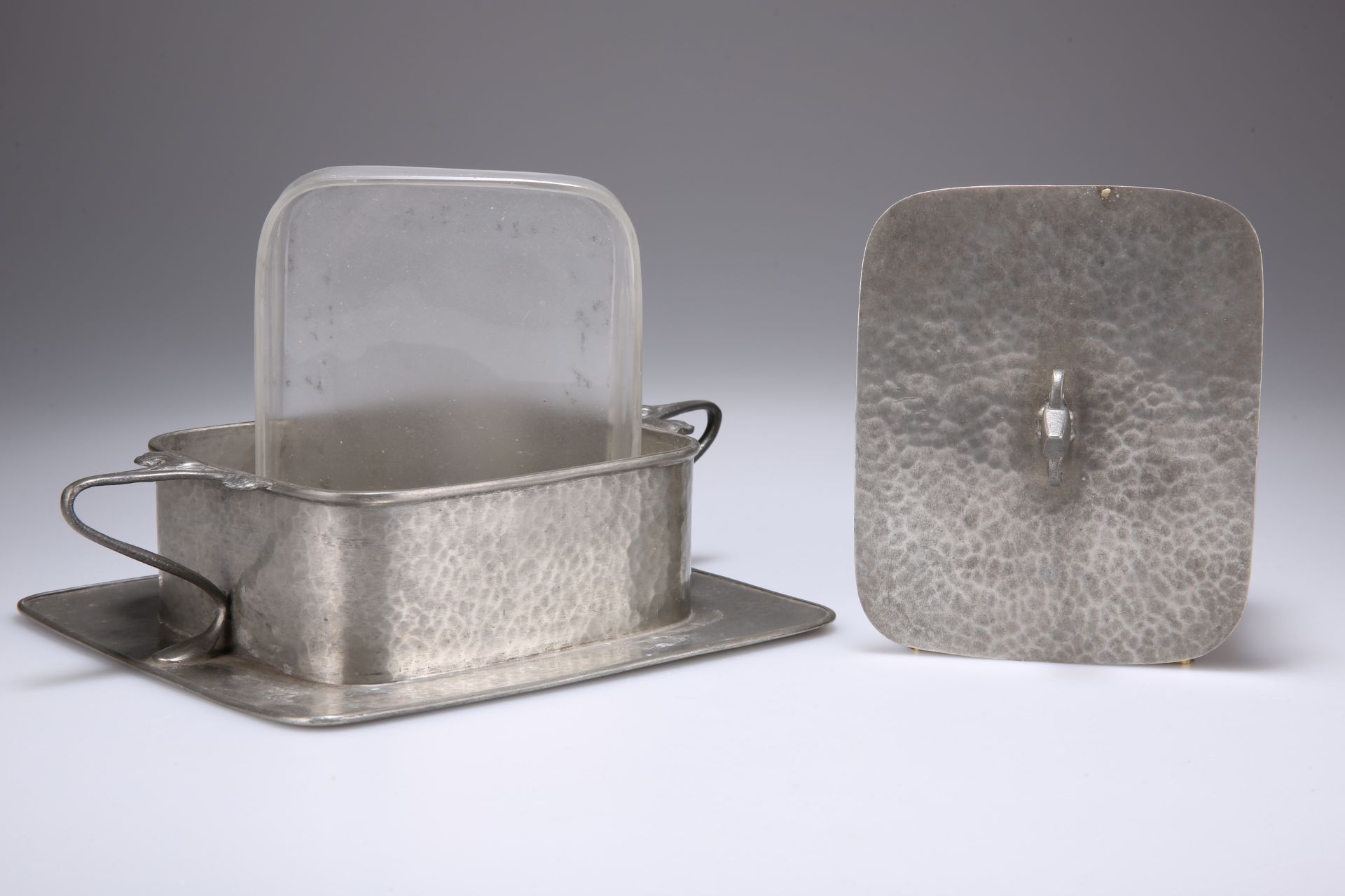 AN ART NOUVEAU PEWTER BUTTER DISH BY CONNELL - Image 3 of 3