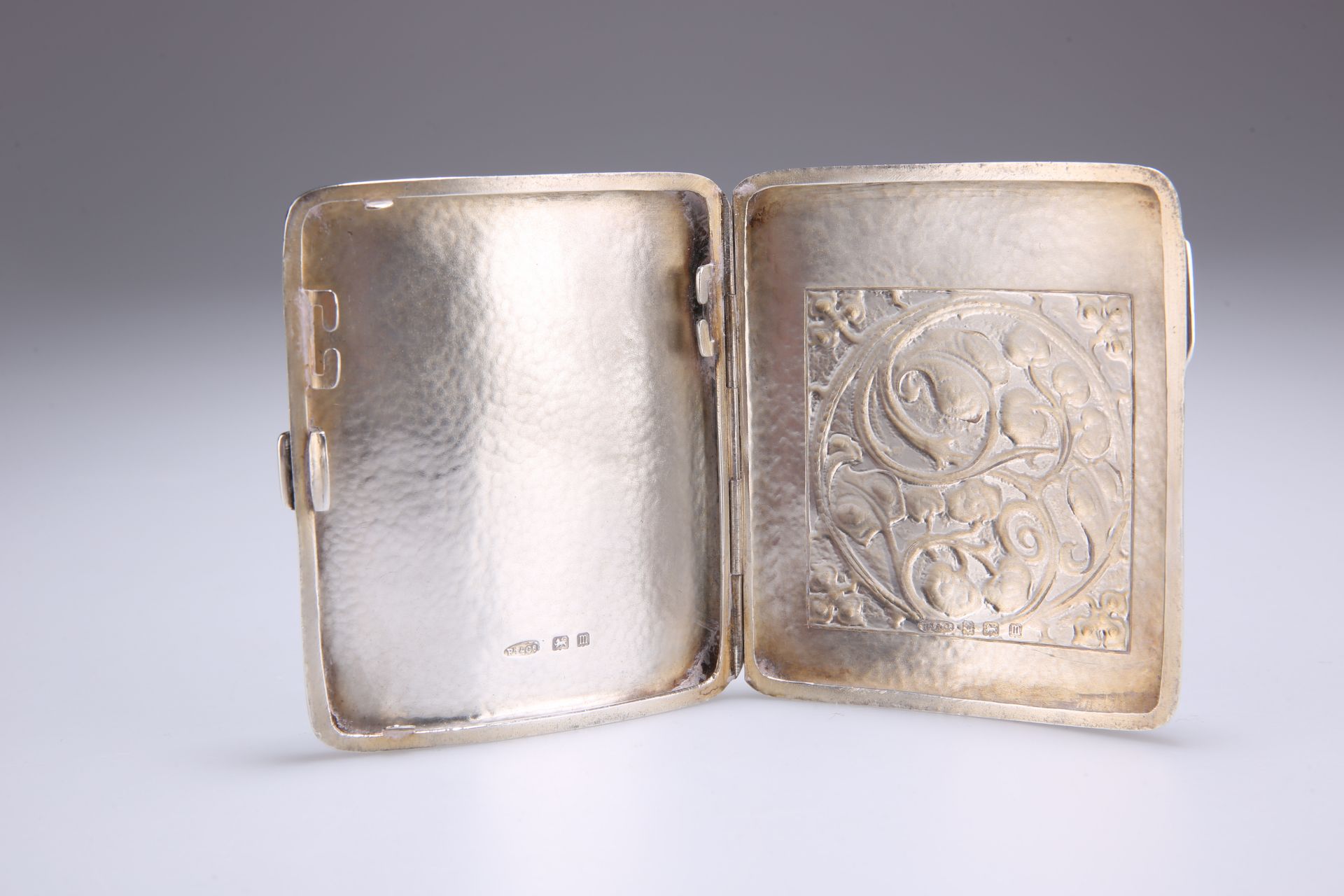 OMAR RAMSDEN & ALWYN CARR, AN ARTS AND CRAFTS SILVER CIGARETTE CASE - Image 3 of 4